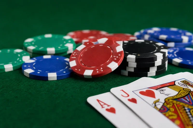 Żetony i karty na stole blackjacka