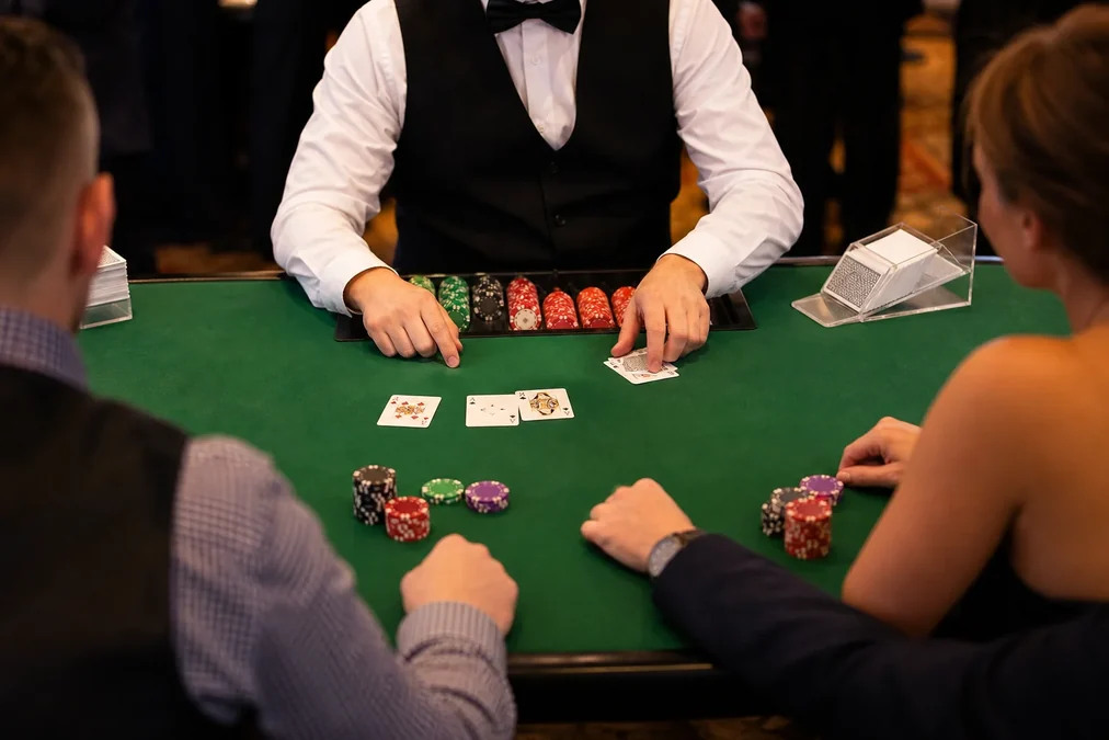 Profesjonalny stół do gry w blackjacka z kartami i żetonami