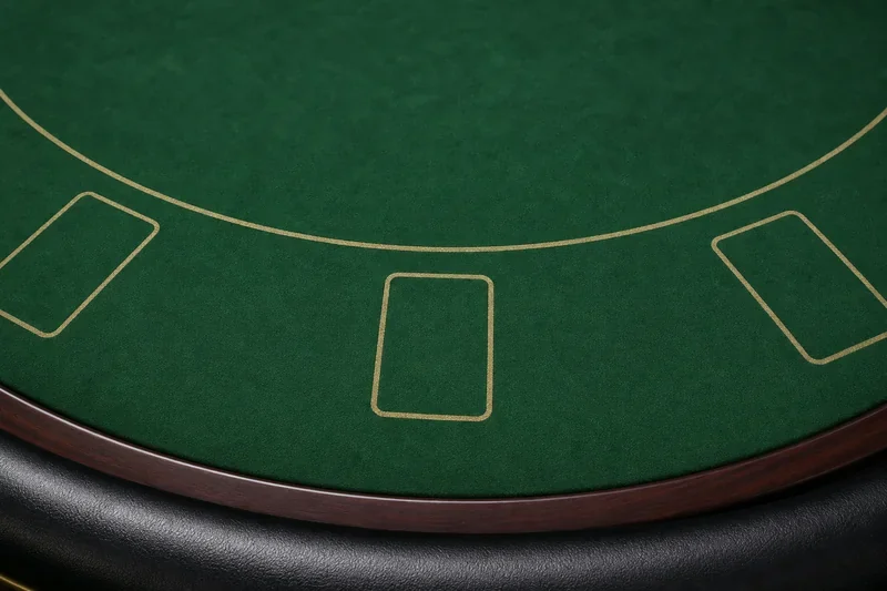 Detal stołu blackjacka z napisem