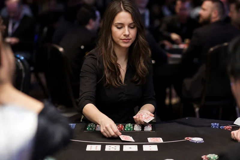 Krupier prowadzący rozdanie pokerowe